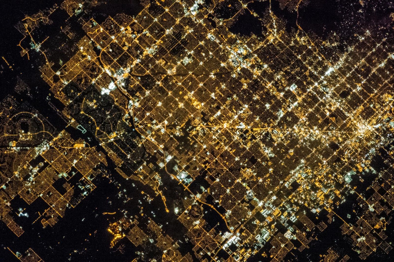 Human travel patterns reflect geographic boundaries rather than universal laws