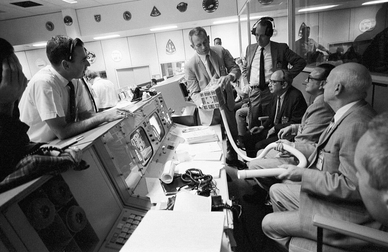 Milt Windler, the Apollo 13 Flight Director Who Ran Crisis by Calculation, Dies at 94