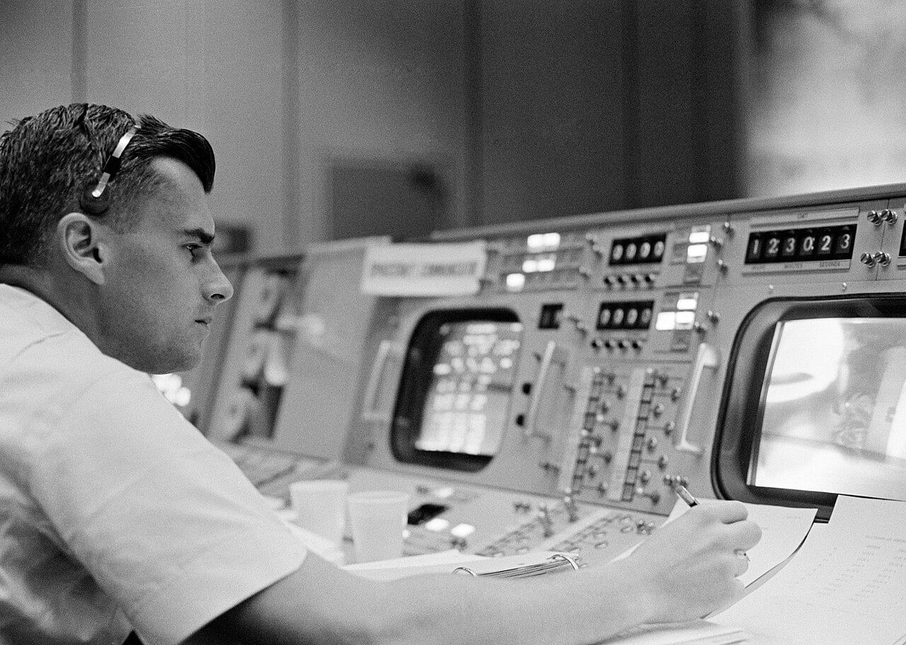 Milt Windler, the Apollo 13 Flight Director Who Ran Crisis by Calculation, Dies at 94