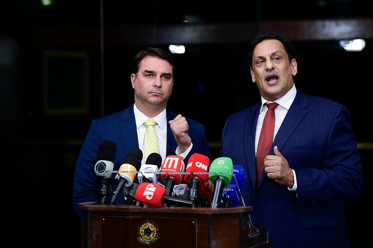 Flávio Bolsonaro leads Lula into October runoff
