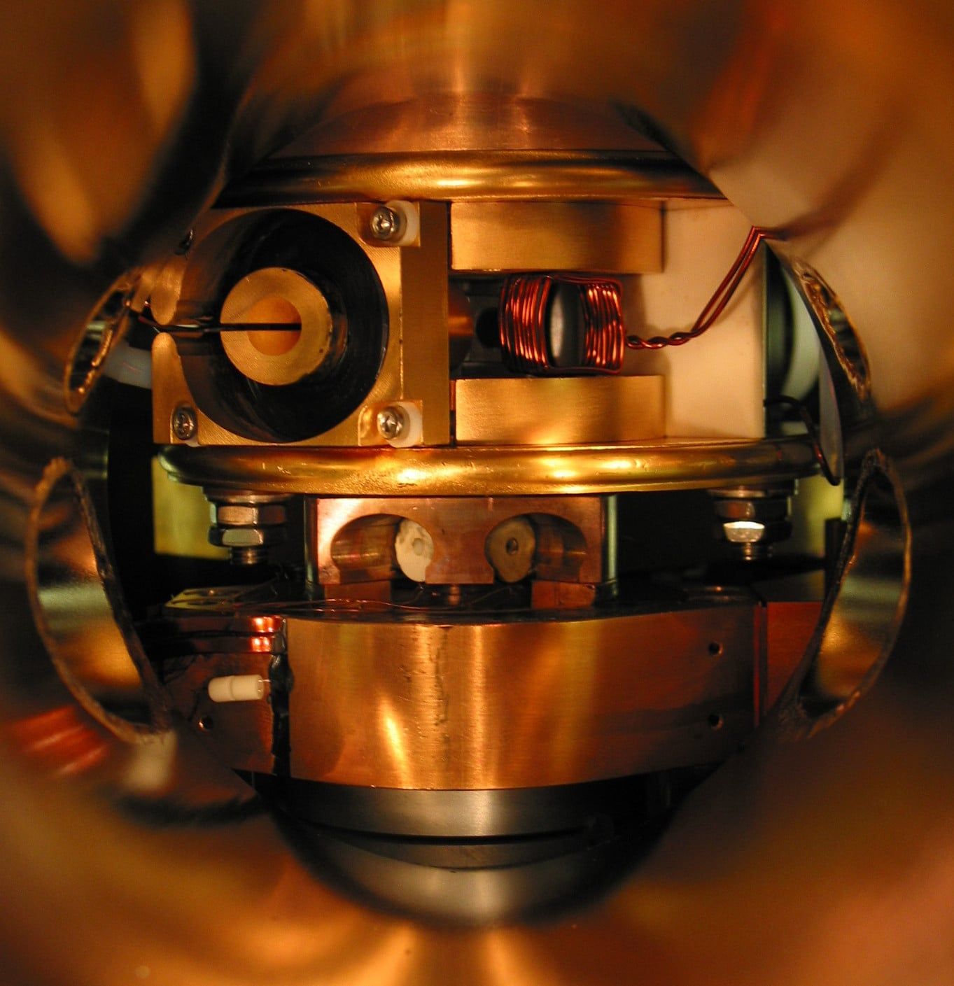 Oscillating quantum networks reveal where simulation complexity jumps
