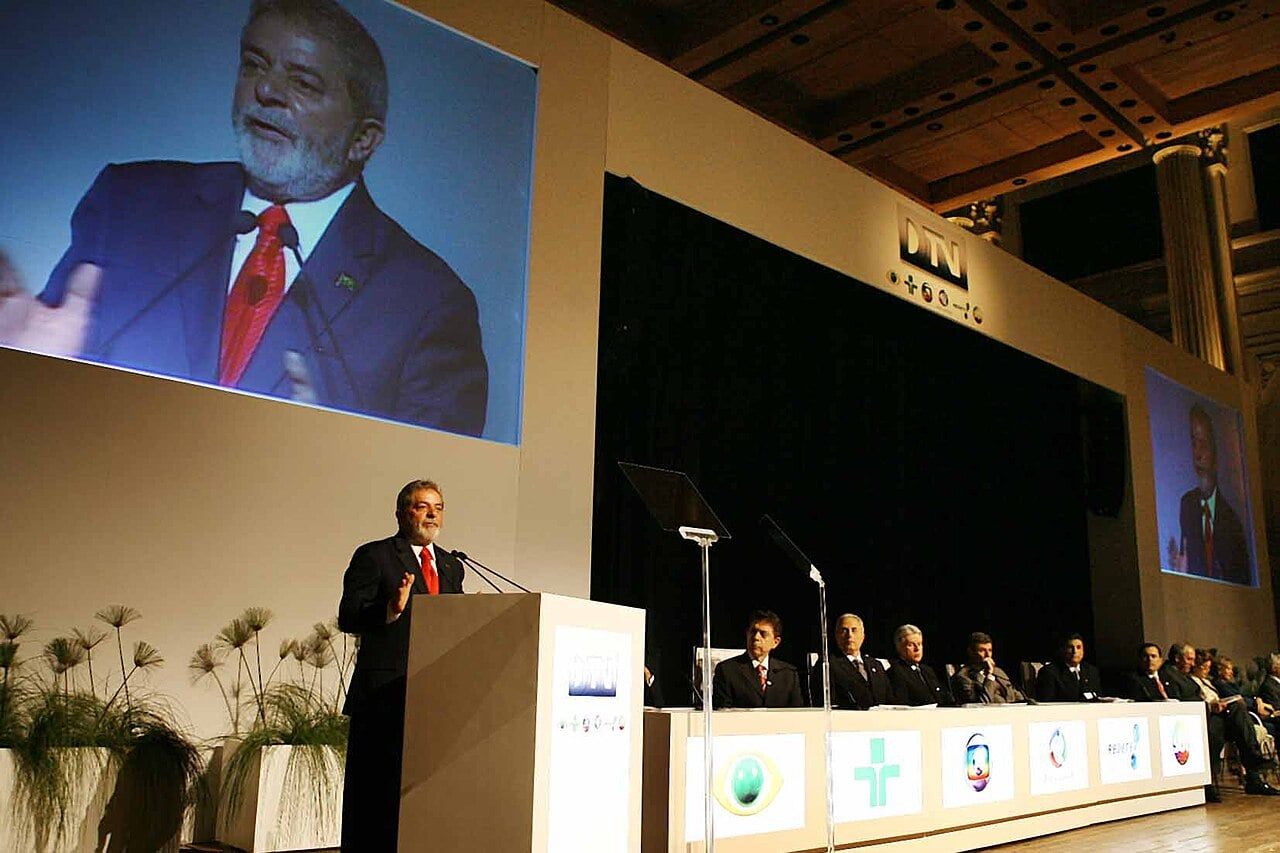 Flávio Bolsonaro leads Lula into October runoff