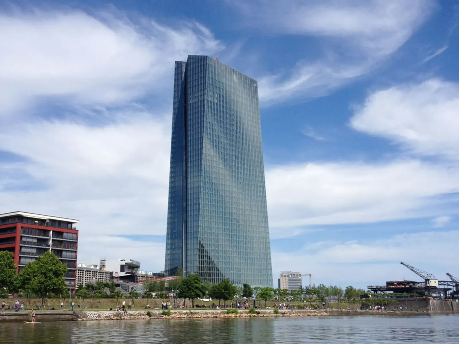 Deutsche Bank analysts project faster global rate increases