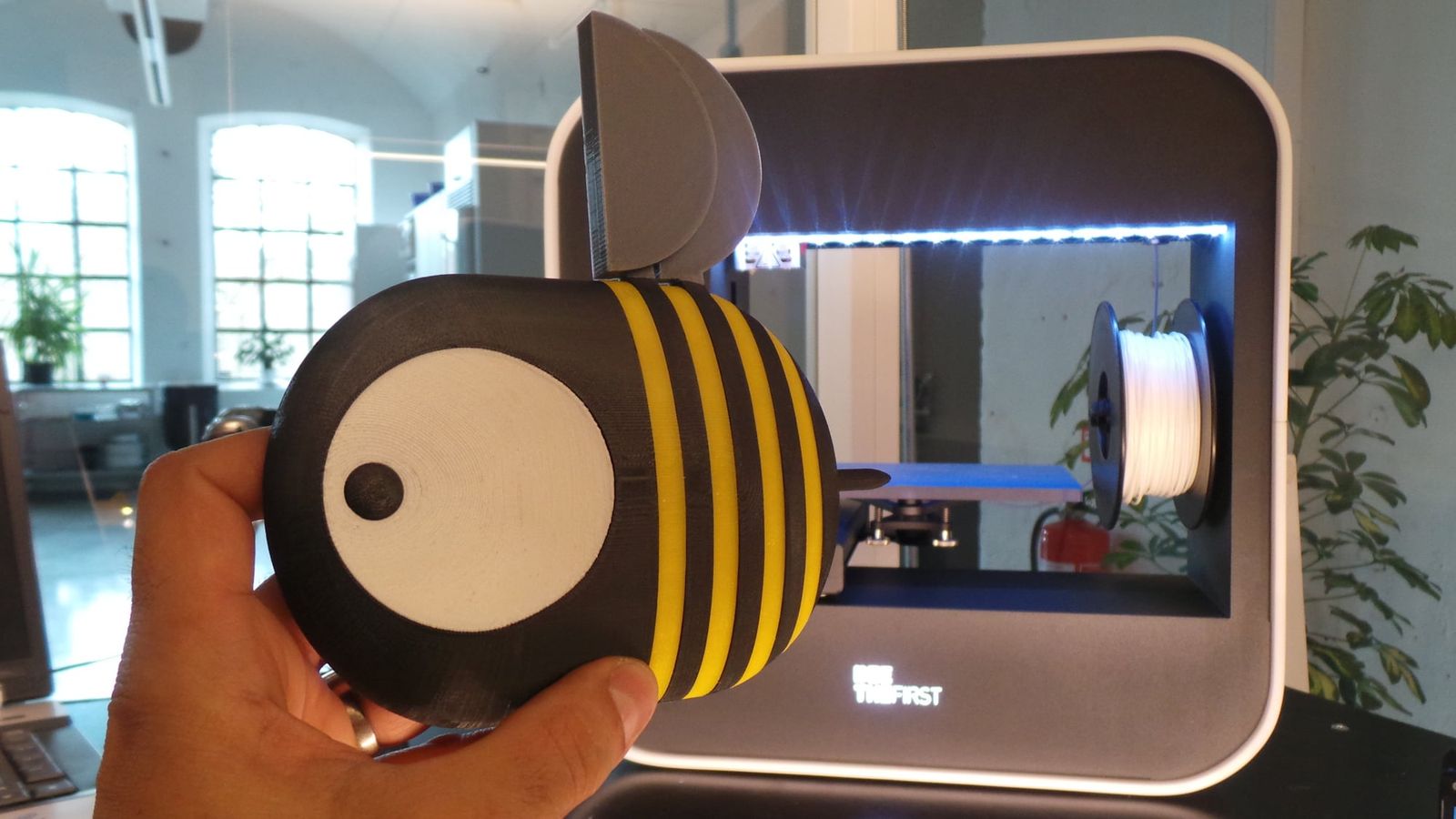 A detached honey bee stinger operates as an autonomous double-piston pump